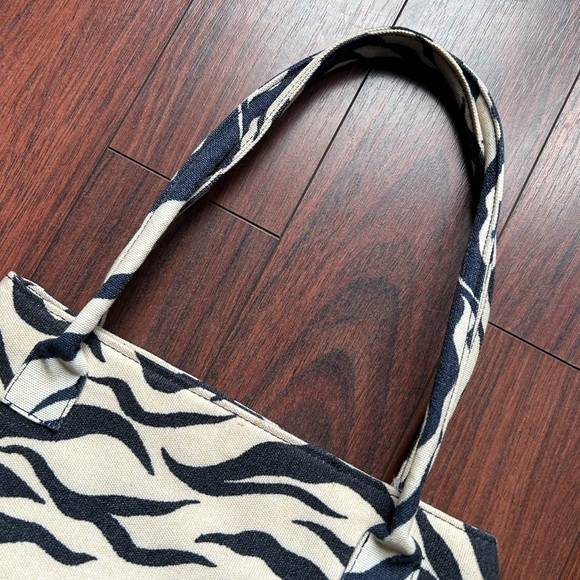 Zebra Print Handbag - Picture 2 of 4